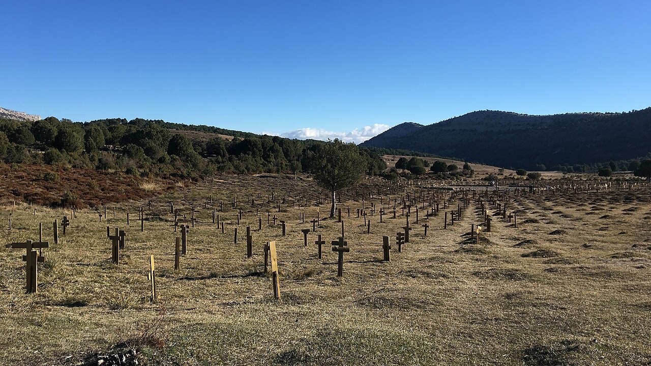 Le cimetière de Sad Hill est resté enfoui pendant près de 50 ans : des bénévoles ont rouvert le sol à la pelle et ont retr...